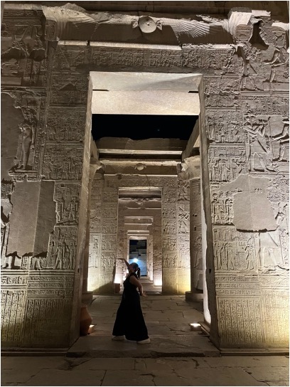 Temple de Kom Ombo. Gaïa en train de faire l’égyptienne.