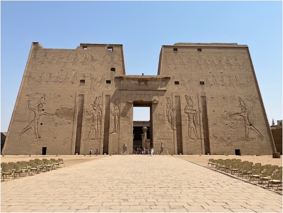 Temple d’Horus d’Edfou. Pylône de 32 m : Ptolémée XII en train de tuer ses ennemis devant Horus et Hathor.