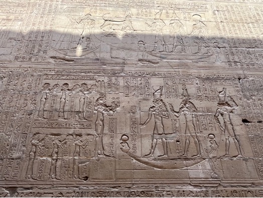 Temple d’Horus d’Edfou. Bas-relief martelé par les premiers chrétiens.