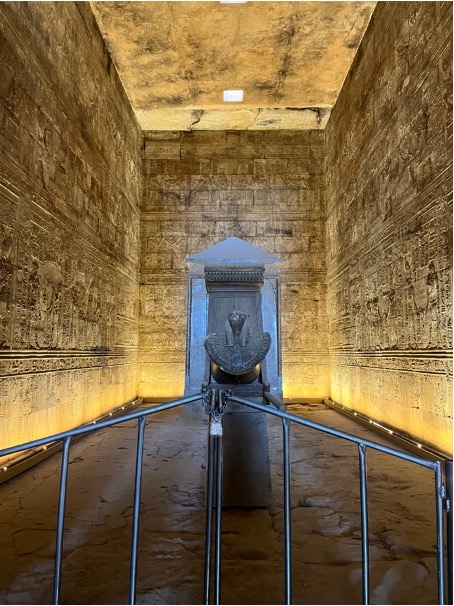Temple d’Horus d’Edfou. Statue d’Horus dans le naos.